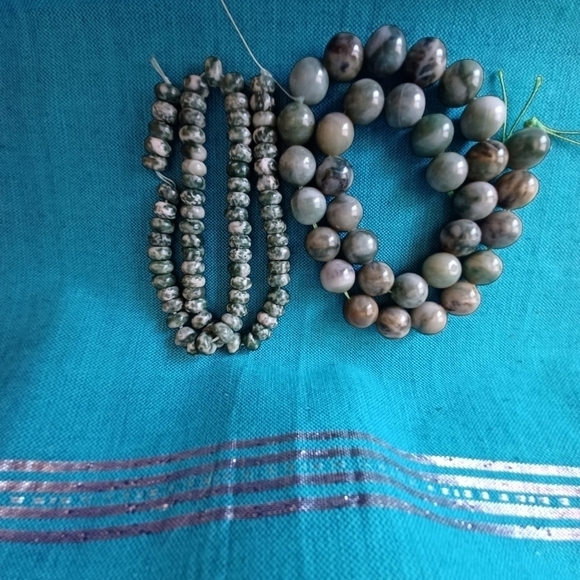 𝅺 Green African Jade Beads - Picture 2 of 4